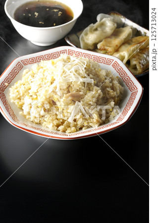 熱々の炒飯と餃子セット 125713024