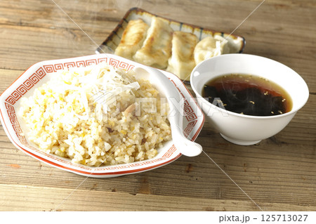 熱々の炒飯と餃子セット 熱々の炒飯と餃子セット 125713027