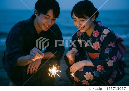 線香花火を楽しむカップル 125713057