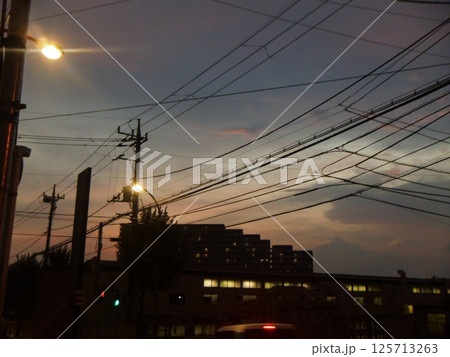 夕景に映る電線のシルエット 夕景に映る電線のシルエット 125713263