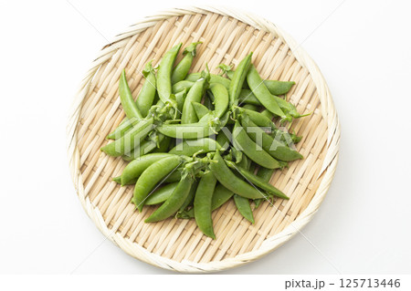 ザルに盛られたスナップエンドウ 白バック ザルに盛られたスナップエンドウ 白バック 125713446