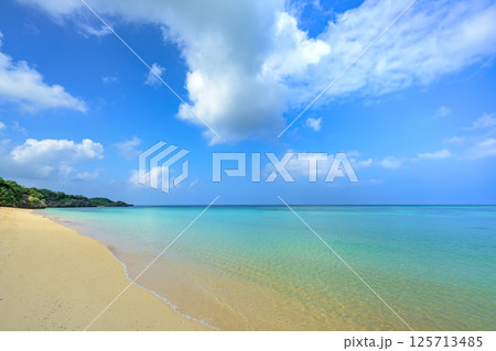 晴天の下で輝く石垣島のトロピカルビーチ　エメラルドグリーンの海 125713485