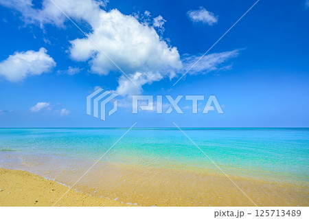 真夏の太陽と青い海が出迎える石垣島　デジタルデトックス 125713489
