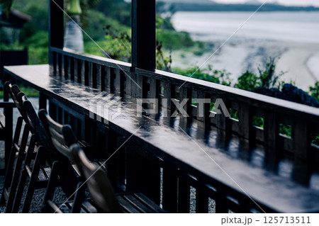 海を眺めながら静かな時間が流れるカフェ　海を眺めていたくなる午後のひととき 125713511