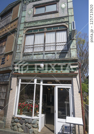 レトロな洋風建築の花市生花店 125713920