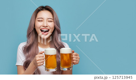 笑顔で乾杯！楽しいひととき 125713945