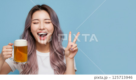 笑顔で乾杯！楽しいひととき 125713946