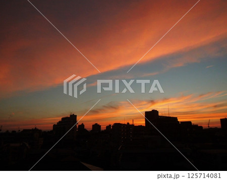 夕焼けに染まる空 125714081