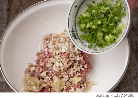 椎茸の肉詰めを作る工程 レシピ 椎茸の肉詰めを作る工程 レシピ 125714286