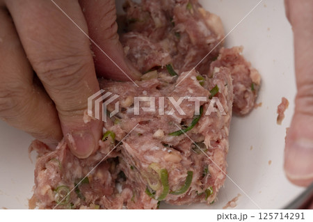 椎茸の肉詰めを作る工程 レシピ 椎茸の肉詰めを作る工程 レシピ 125714291