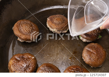 椎茸の肉詰めを作る工程 レシピ 椎茸の肉詰めを作る工程 レシピ 125714307