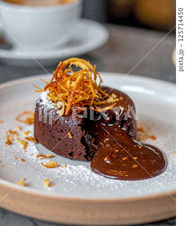 濃厚な甘さのチョコレートラバケーキ 125714450