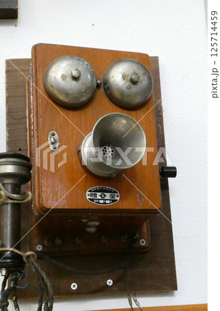 懐かしい昭和初期のかわいいロボットの顔をしたレトロの電話　 125714459