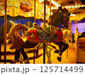 夜に輝くメリーゴーランド/Vibrant Carousel Horse with Colorful  125714499