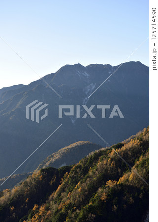 山梨県甲斐駒ヶ岳 黒戸尾根から望む鳳凰三山 山梨県甲斐駒ヶ岳 黒戸尾根から望む鳳凰三山 125714590