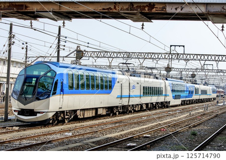 近鉄、富吉検車区に留置中の観光特急しまかぜ 125714790