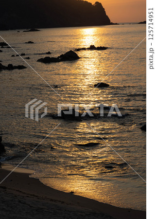 黄金色に輝く切浜海水浴場（夕日） 125714951