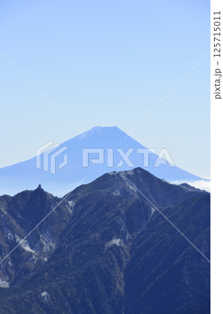 山梨県甲斐駒ヶ岳　黒戸尾根から望む富士山と鳳凰三山 125715011