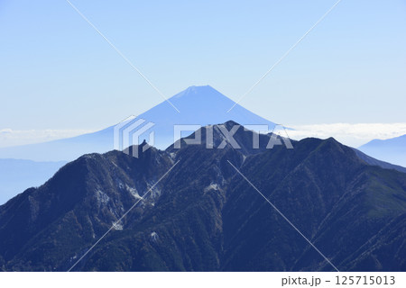 山梨県甲斐駒ヶ岳 黒戸尾根から望む富士山と鳳凰三山 山梨県甲斐駒ヶ岳 黒戸尾根から望む富士山と鳳凰三山 125715013