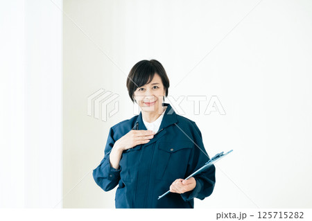 作業着姿のシニア女性 125715282