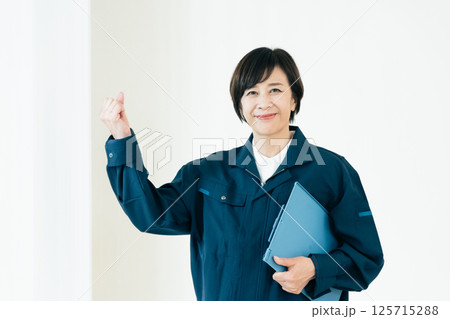 作業着姿のシニア女性 125715288