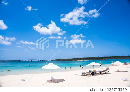 （ビーチリゾートのイメージ）青い海と白い砂 125715359