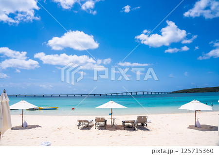 (ビーチリゾートのイメージ)青い海と白い砂 (ビーチリゾートのイメージ)青い海と白い砂 125715360