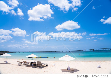 (ビーチリゾートのイメージ)青い海と白い砂 (ビーチリゾートのイメージ)青い海と白い砂 125715363