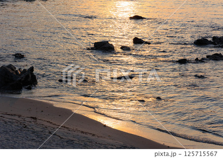 夕陽に輝く切浜海水浴場 125715567