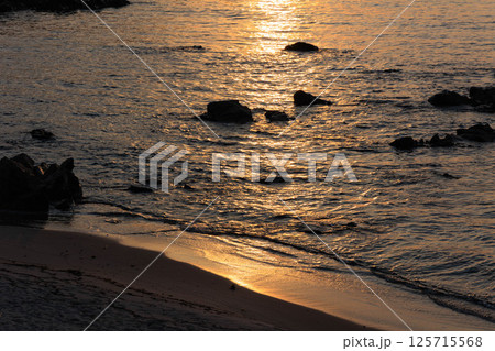 夕陽に輝く切浜海水浴場 夕陽に輝く切浜海水浴場 125715568