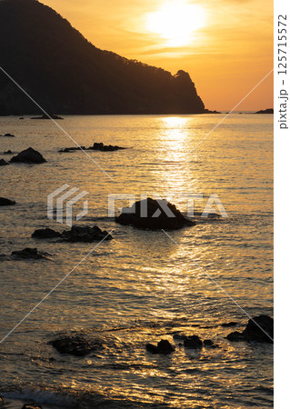 夕陽に輝く切浜海水浴場 夕陽に輝く切浜海水浴場 125715572