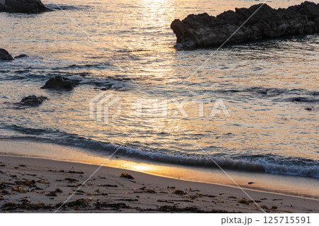 夕陽に輝く切浜海水浴場 125715591
