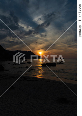 夕陽に輝く切浜海水浴場 125715596