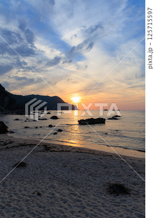 夕陽に輝く切浜海水浴場 夕陽に輝く切浜海水浴場 125715597