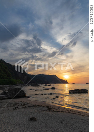 夕陽に輝く切浜海水浴場 夕陽に輝く切浜海水浴場 125715598