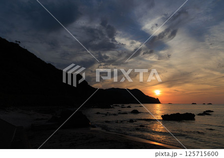 夕陽に輝く切浜海水浴場 125715600