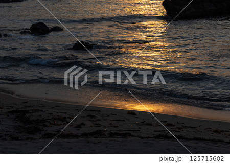 夕陽に輝く切浜海水浴場 125715602