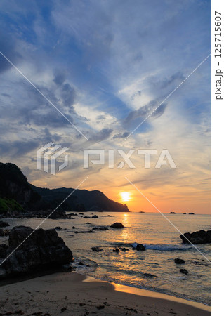 夕陽に輝く切浜海水浴場 夕陽に輝く切浜海水浴場 125715607