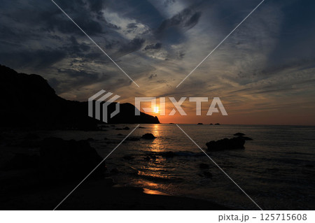 夕陽に輝く切浜海水浴場 125715608