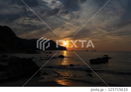 夕陽に輝く切浜海水浴場 125715610