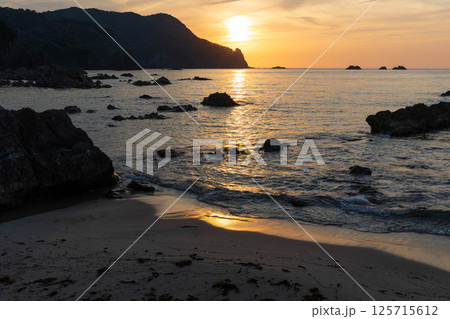夕陽に輝く切浜海水浴場 125715612