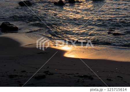 夕陽に輝く切浜海水浴場 夕陽に輝く切浜海水浴場 125715614