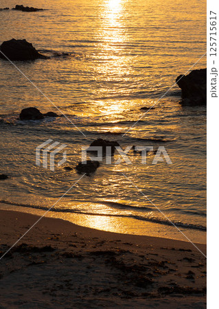 夕陽に輝く切浜海水浴場 夕陽に輝く切浜海水浴場 125715617