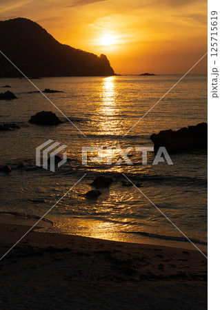 夕陽に輝く切浜海水浴場 夕陽に輝く切浜海水浴場 125715619