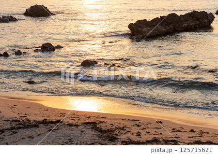 夕陽に輝く切浜海水浴場 夕陽に輝く切浜海水浴場 125715621