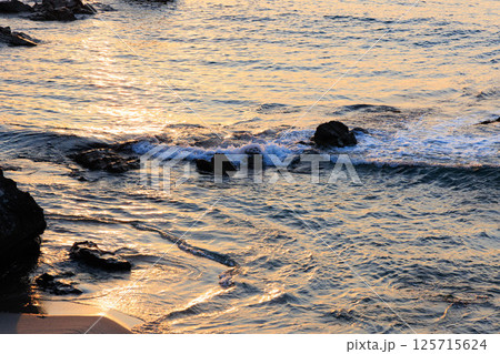 夕陽に輝く切浜海水浴場 夕陽に輝く切浜海水浴場 125715624