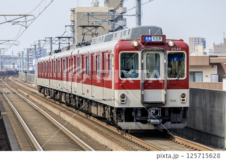 近鉄名古屋線の高架区間を走る近鉄2430系普通電車 125715628