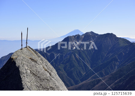 山梨県甲斐駒ヶ岳　黒戸尾根から望む富士山、鳳凰三山と2本剣 125715639