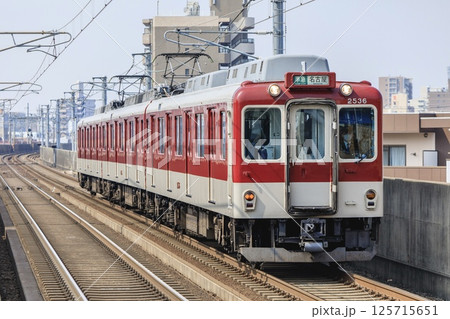 近鉄名古屋線の高架区間を走る近鉄2430系準急電車 125715651