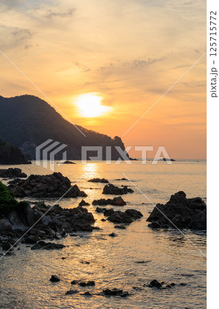 夕陽に輝く切浜海水浴場 夕陽に輝く切浜海水浴場 125715772